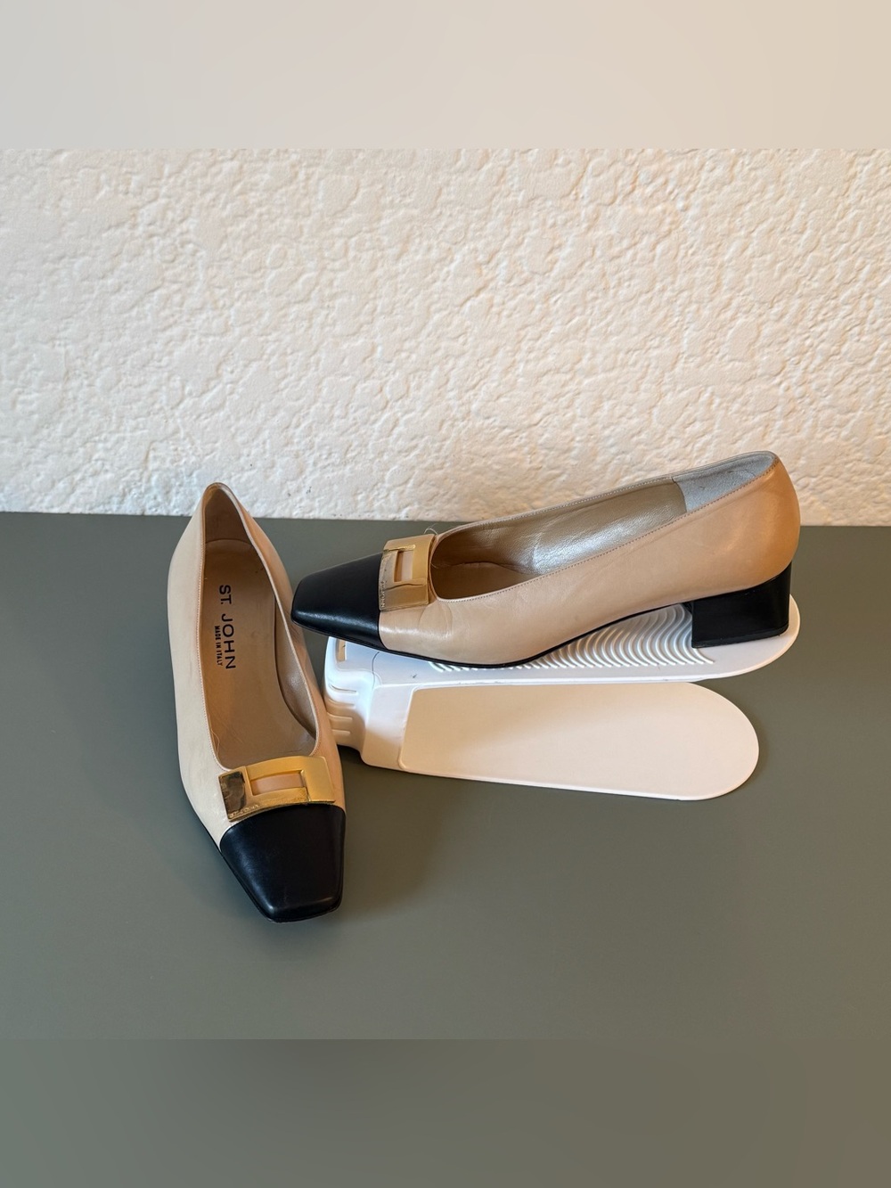 Vintage St John block heels 9 B Beige Leather and black toe gold Logo Italy